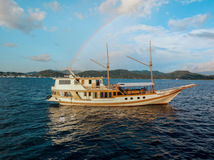  Private Trip by Almadira Superior Phinisi - Komodo Sharing Tours