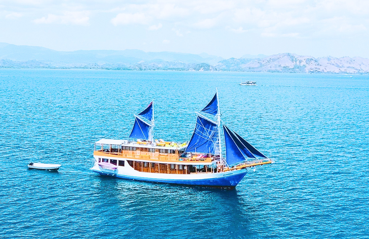 3 Days 2 Nights by Arfisyana Indah Deluxe Phinisi - Komodo Sharing Tours