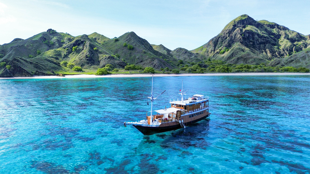 Private Trip by Captain Octopus Deluxe Phinisi - Komodo Boat Charter