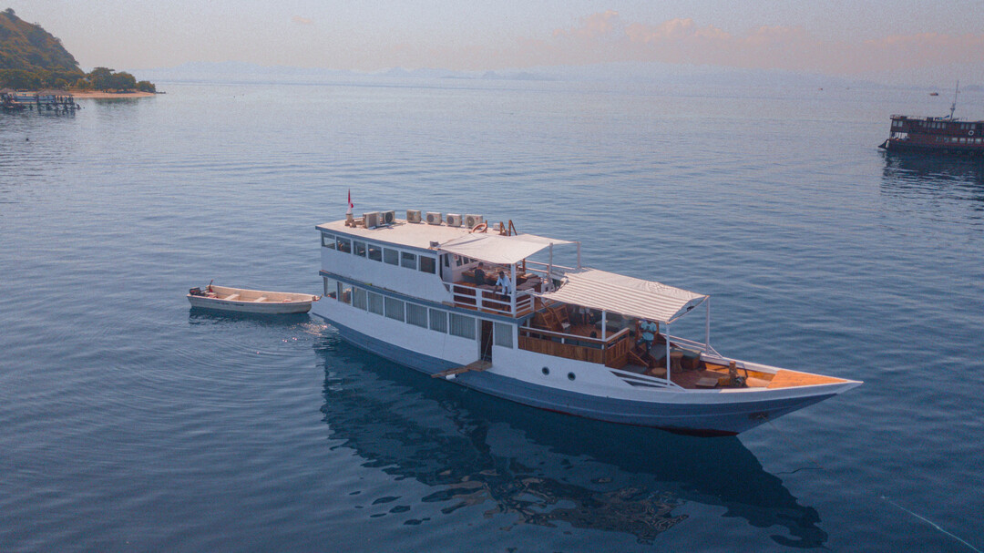 Private Trip by Dewi Anjani Deluxe Phinisi - Komodo Boat Charter
