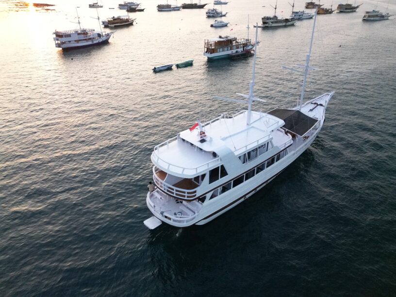 Private Trip by Gaisan Deluxe Phinisi - Komodo Sharing Tours