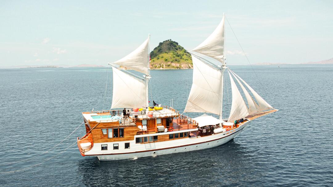 Private Trip by Lady Grace Deluxe Phinisi - Komodo Boat Charter