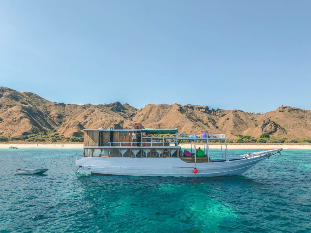 Open Trip 3D2N by Putri Anjani Superior Phinisi - Komodo Sharing Tours