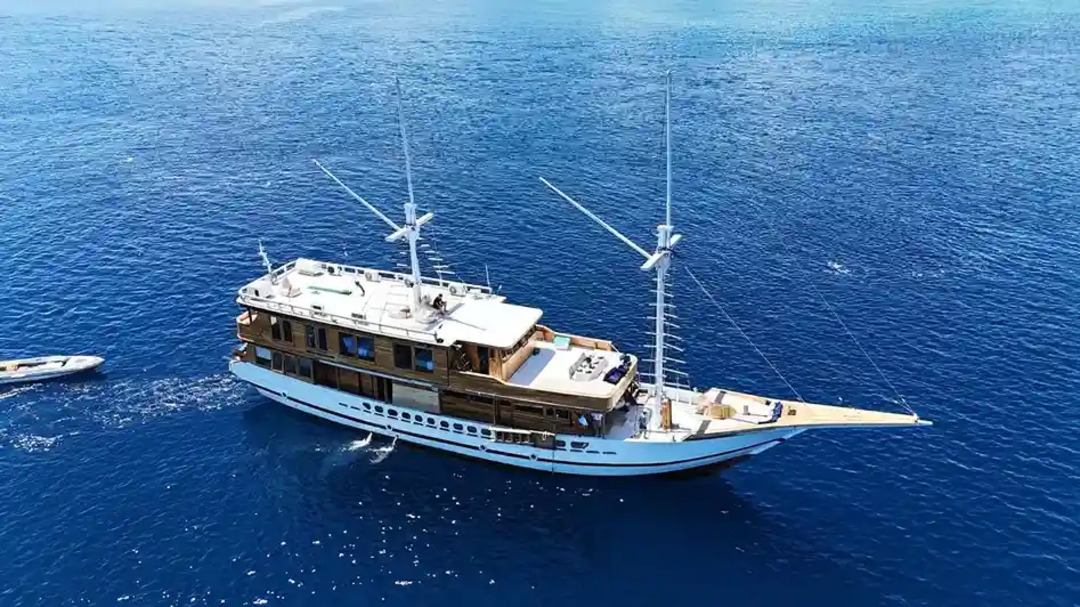Open Trip 3D2N by Raffles Cruise Luxury Phinisi - Komodo Sharing Tours