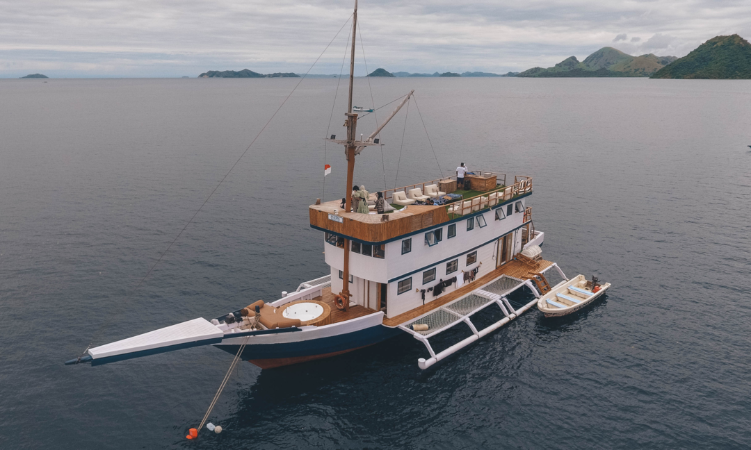 Private trip by Sea Familia Luxury Phinisi - Komodo Boat Charter