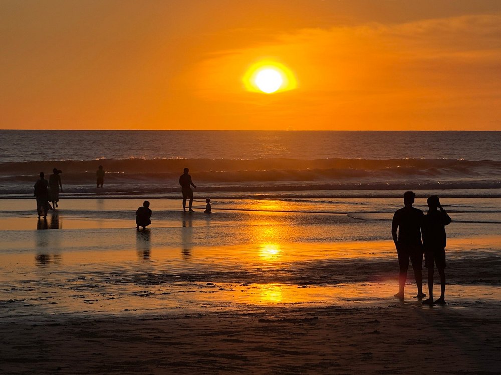 Pantai Seminyak dengan suasana matahari terbenam