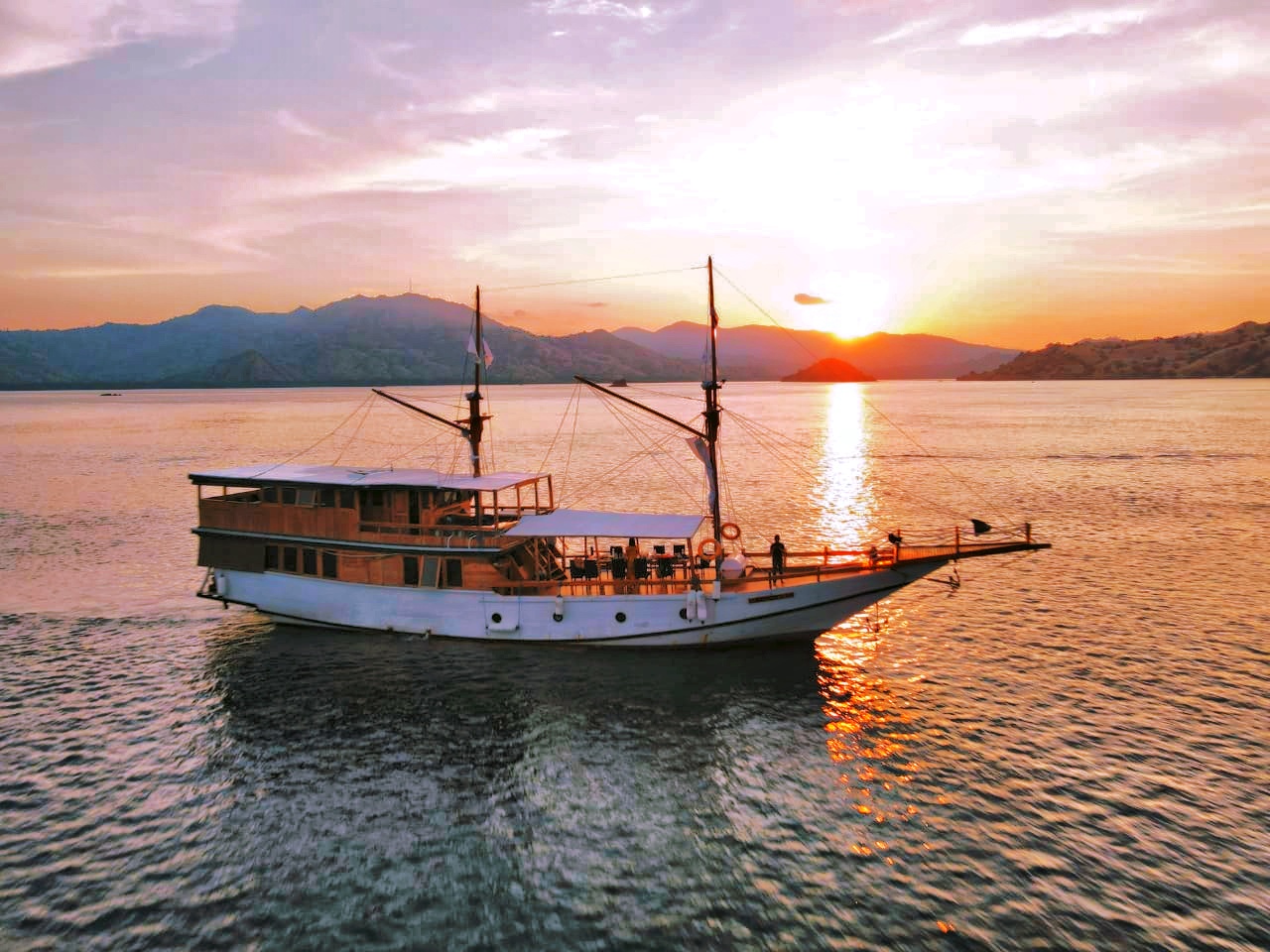 Sumba Ocean Luxury Phinisi  - Komodo Boat Charter