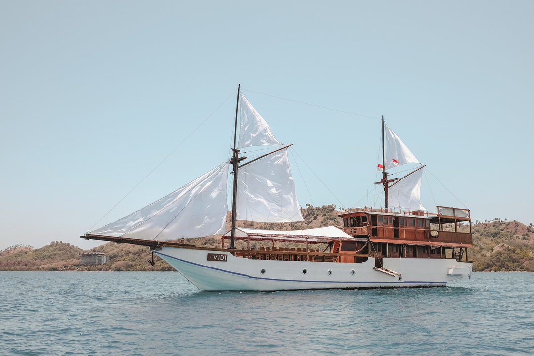 Vidi Superior Phinisi - Komodo Boat Charter