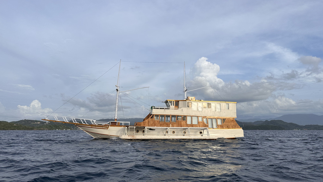 Private Trip by Zada Mega Trusmi Deluxe Phinisi - Komodo Boat Charter