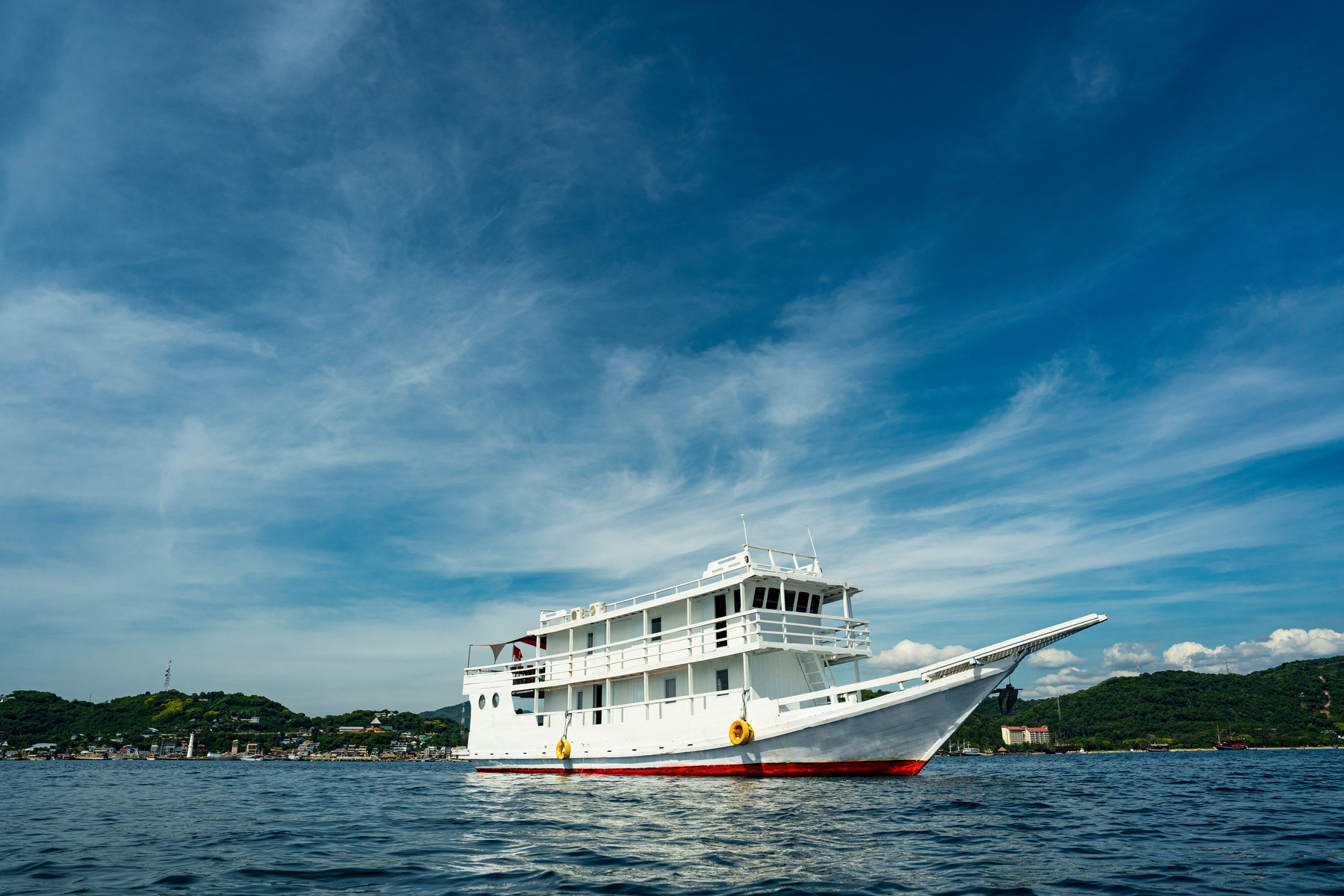 Ara Vista Modern Phinisi - Komodo Boat Charter