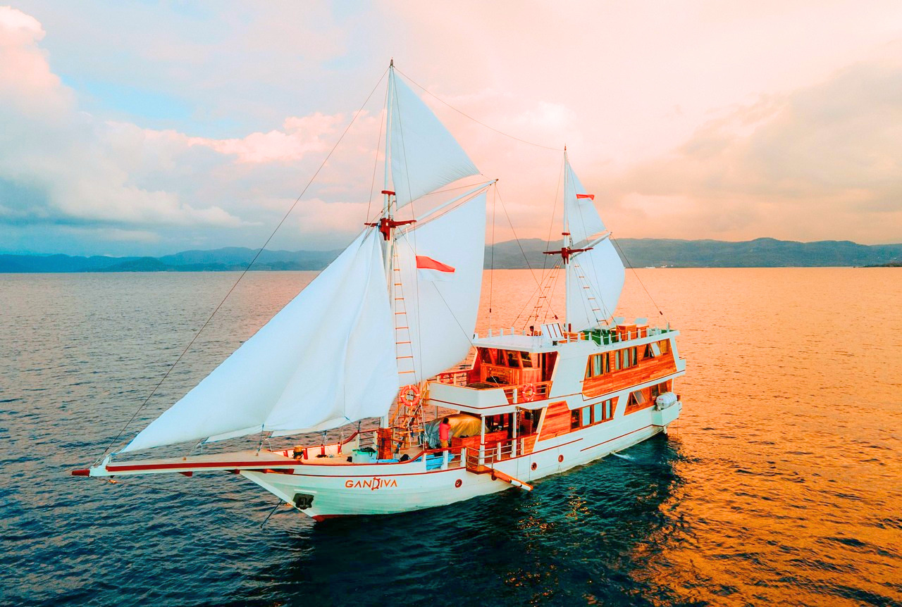 Gandiva Luxury Phinisi - Komodo Boat Charter