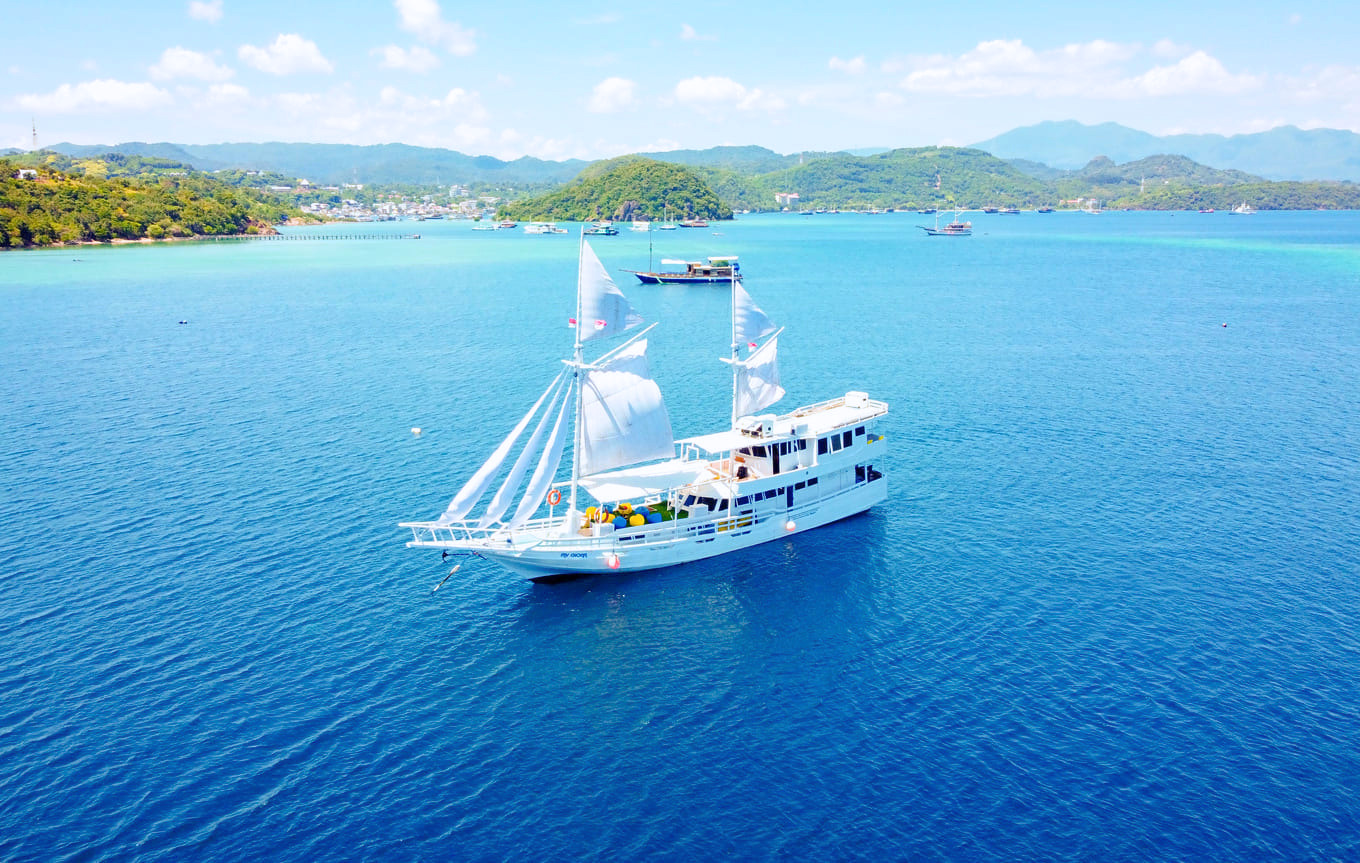 Komodo 3D2N by Giona Deluxe Phinisi - Komodo Sharing Tours