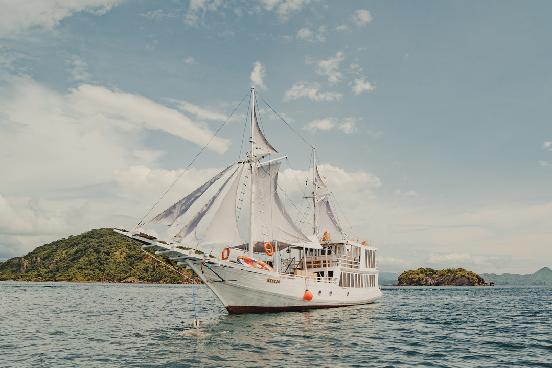  Cajoma IV Phinisi - Komodo Boat Charter