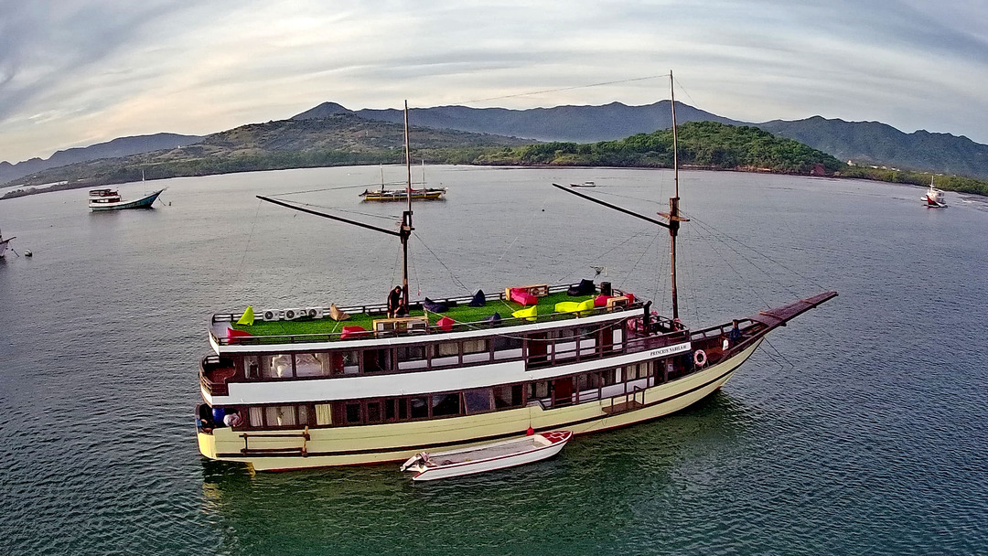 Open Trips 3D2N by Princess Nabila Deluxe Phinisi - Komodo Sharing Tours