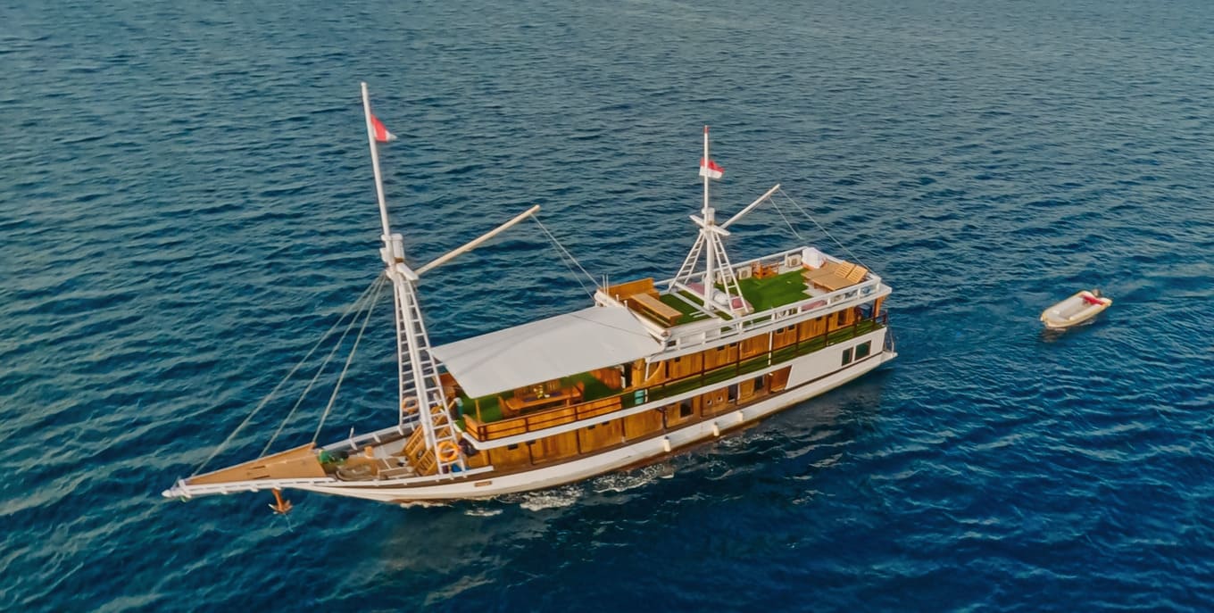 Zada Hela Superior Phinisi Charter - Komodo Boat Charter