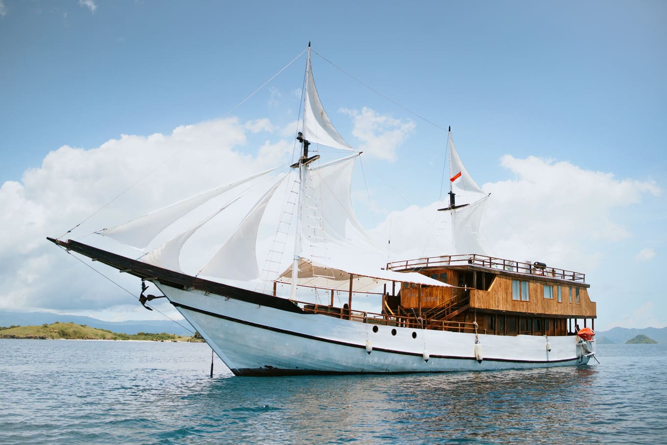 Zada Nara Luxury Phinisi Charter - Komodo Boat Charter
