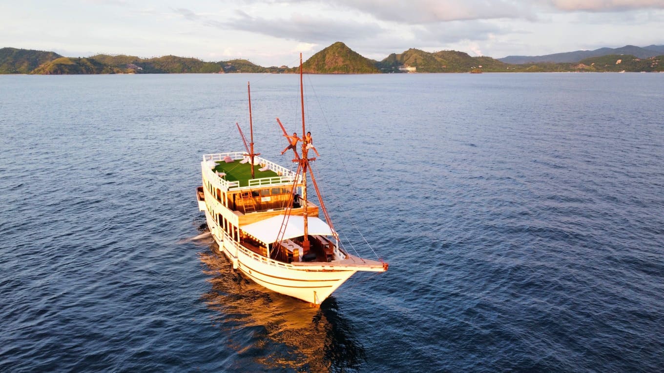 Zada Ulla Deluxe Phinisi Charter - Komodo Boat Charter